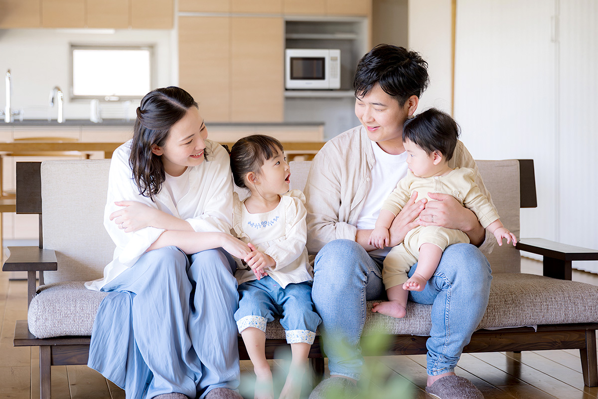 親子がリビングでくつろぐイメージ